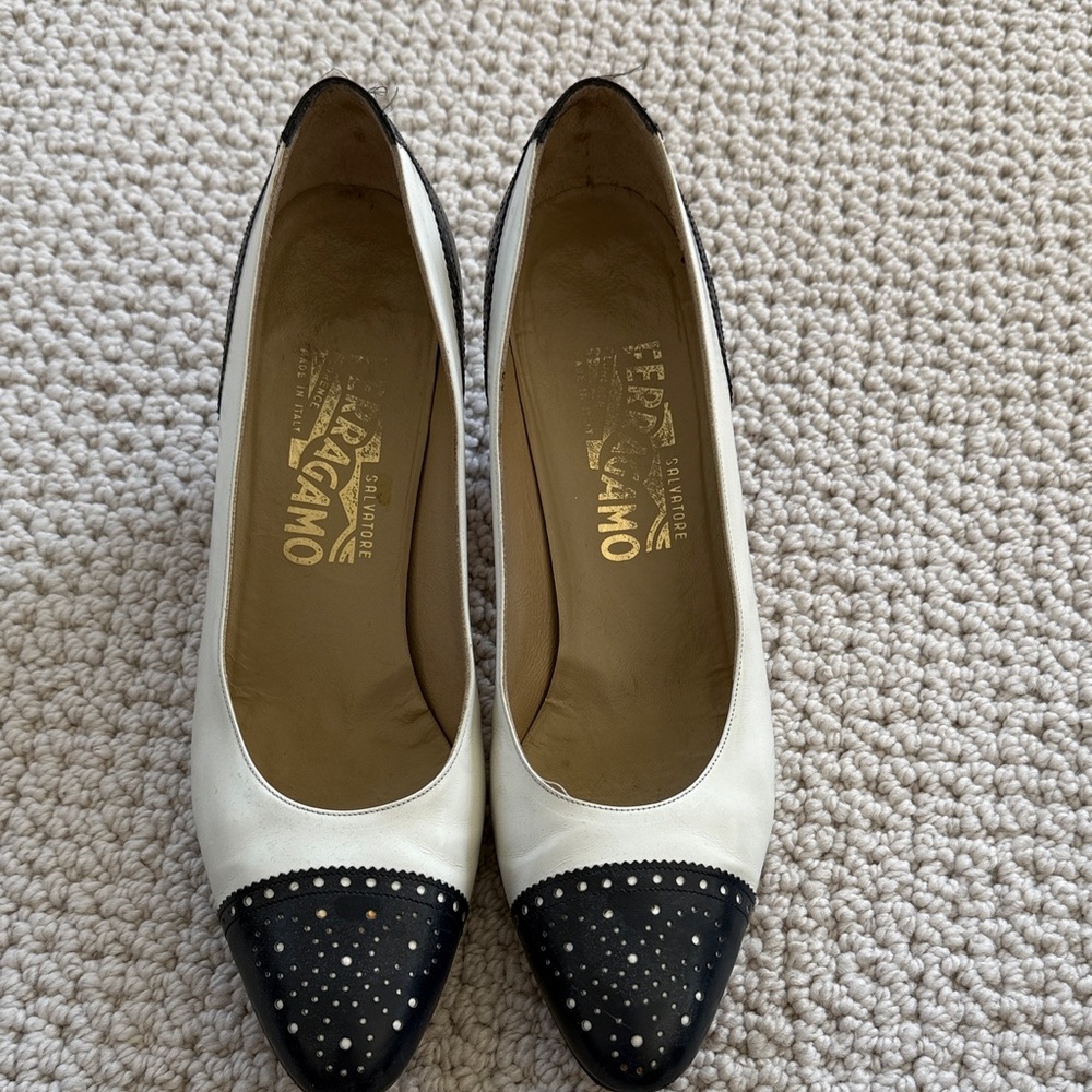 Vintage Salvatore Ferragamo Women's Navy and White Spectator heels